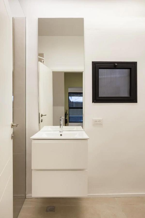 Renovated Large 3Rm Apartment 5 Min From The Beach テル・アビブ エクステリア 写真